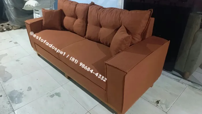 Sofá terracota 2 metros com base 100% madeira