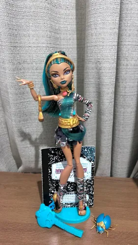 Monster High - Nefera de Nile Básica (COMPLETA)