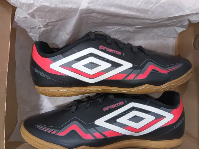 Chuteira umbro prima +