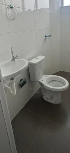 Vaso sanitário acoplado e pia para banheiro