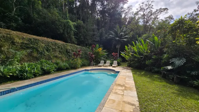 Itaipava. Casa de Campo em Estilo Rústico co 8.000m² de Terreno-Petrópolis/RJ