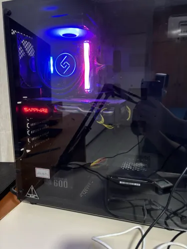 PC Gamer -- RX 5700xt Ryzen 7 2700x 16gb RAM --