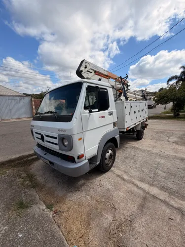 VW Delivery com cesto aéreo