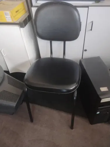Vendo mesas e cadeiras usadas de escritório