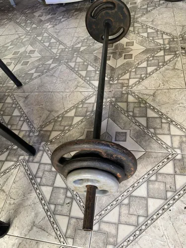 Kit barra de ferro 1,20m + 34 kg em anilhas.