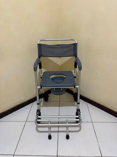 Cadeira Higiênica com Rodas em Alumínio - Excelente Estado