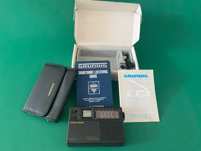 Rádio antigo Grundig traveller II com 7 bandas.