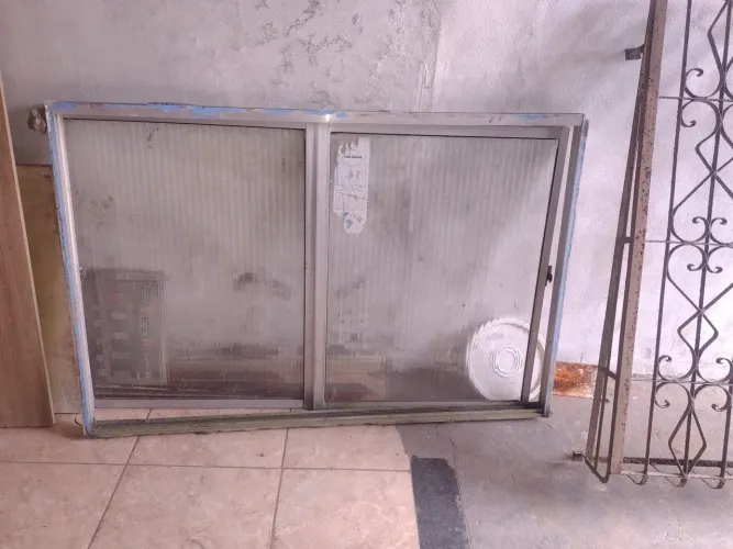 Vendo janela de vidro com grande