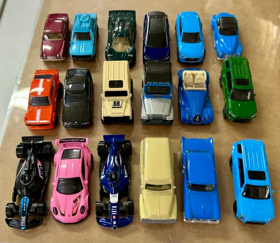 LOTE 18 MINIATURAS HOT WHEELS E MATCHBOX - CARROS REAIS