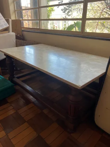 Antiguidade Mesa de madeira maciça nobre com tampo de mármore em ótimo estado