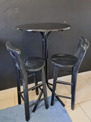 Mesa bistrô com 2 banquetas 