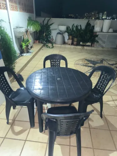 Conjunto Com Duas (2) Mesas Redondas e Oito (8) Cadeiras Plásticas Ótimo Estado