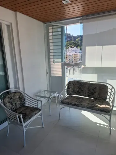 Namoradeira, poltrona e mesa de canto