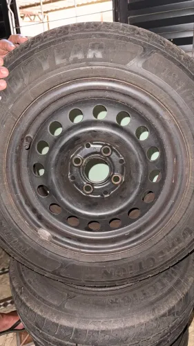 Rodas de ferro aro 14 com esses mesmo pneus que estão na foto as 4 por 1000$