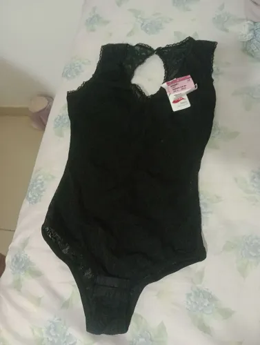 Body preto de renda