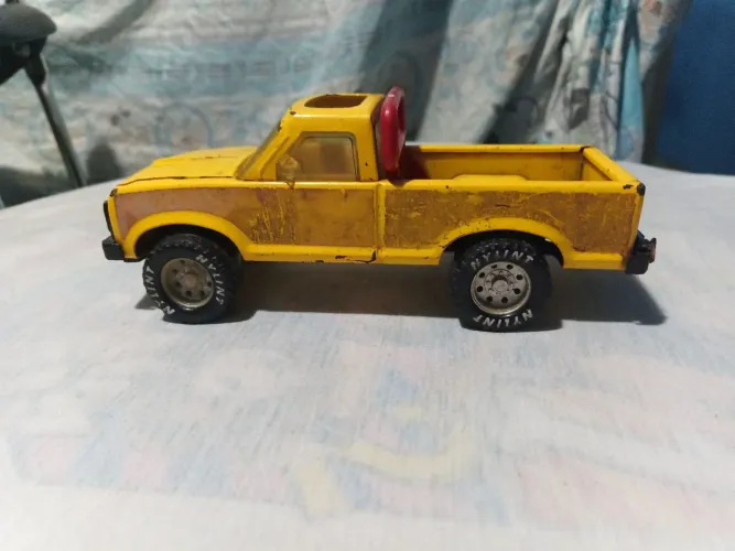 Carrinho antigo de lata