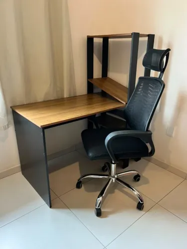 Mesa de Escritório com Estante Lateral e Cadeira Giratória com Encosto