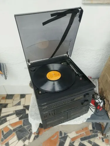 Aparelho de som Philips 3x1 AS 205 - toca disco, fita e rádio.