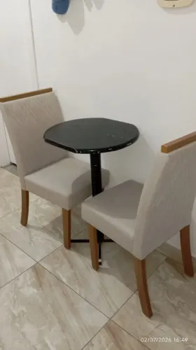 Mesa com duas cadeiras