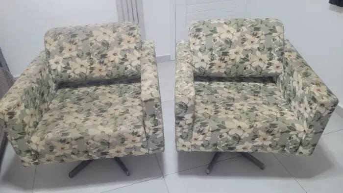 Vendo duas poltronas giratórias.