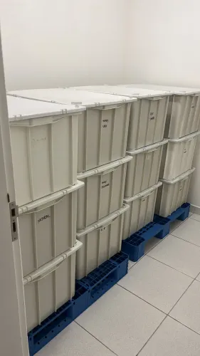Caixa plástica grande com tampa industrial gigante
