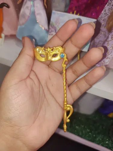 Máscara para usar na Barbie Rapunzel 