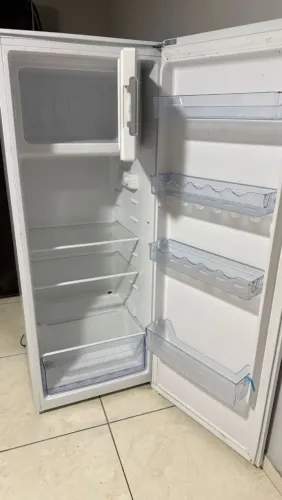 Geladeira Electrolux /obs: ela é do modelo pequena.