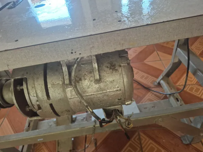 Vendo 2 motores de máquina de costura um industrial 220 outro seminovo industrial 110