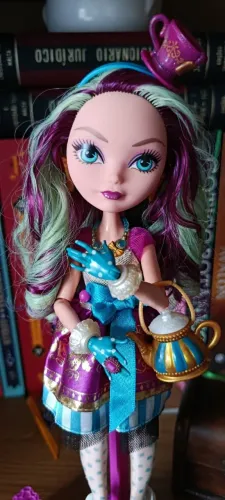 Boneca Ever after high Madeline Hatter primeira edição