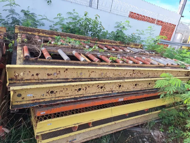 Plataforma niveladora de doca com trilhos funcionando