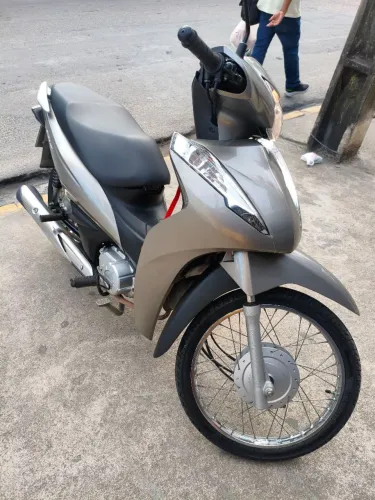 Moto extra com 3.000 km rodados , toda revisada e com marca da revisão de fábrica ainda  