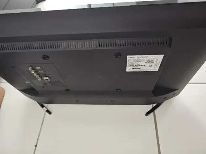 duas tvs (32 e 40 polegadas) com defeito na imagem