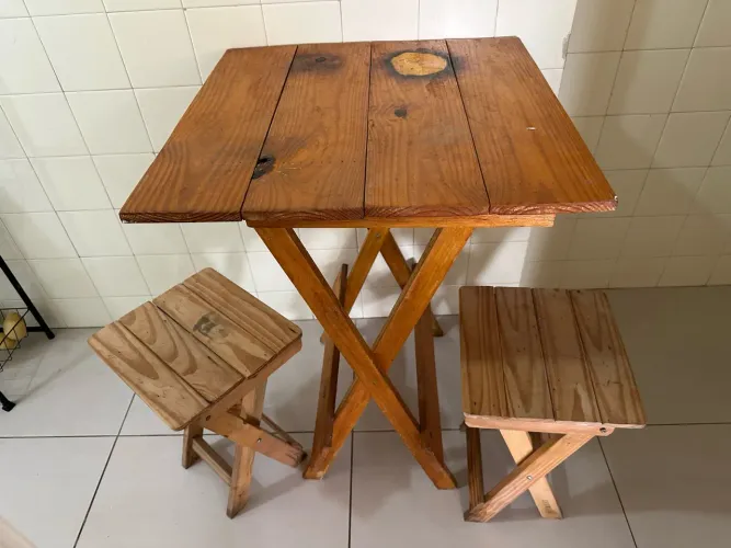 Vendo mesa de madeira c/ bancos