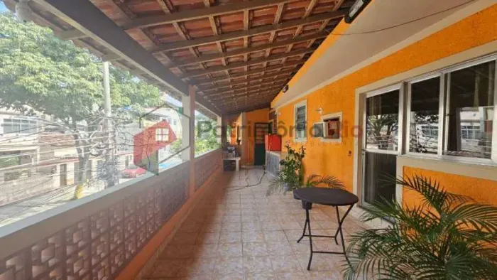 Excelente casa com varandão - 2 quartos com suíte