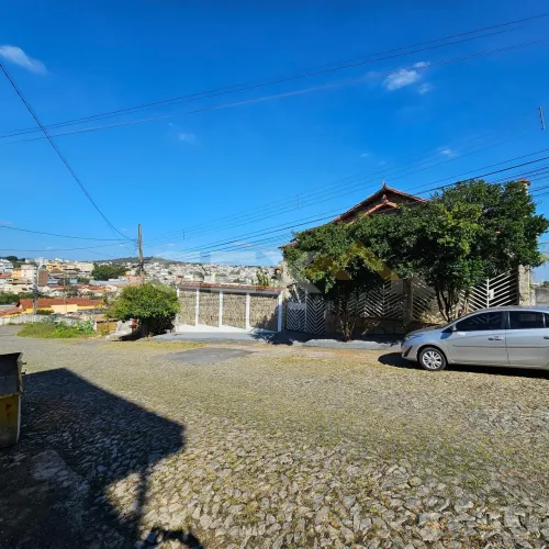 Casa à Venda com 03 Quartos no Bairro Manoel Valinhas em Divinópolis MG.