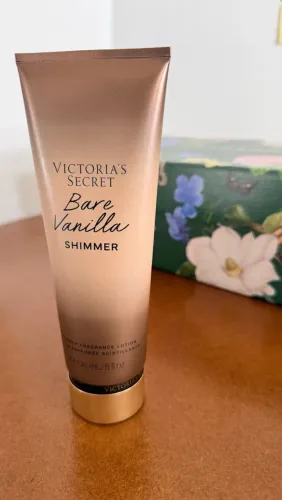 Creme corporal Bare Vanila Victoria Secrets com brilhos 