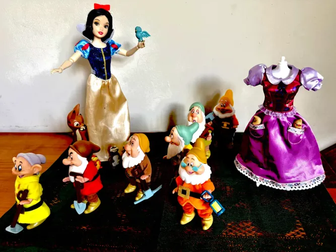Playset colecionável Branca de Neve e os sete anões