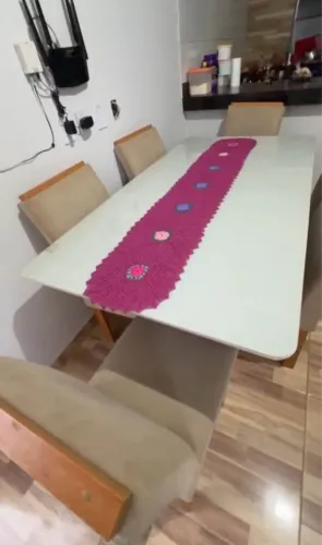 Mesa de Jantar com cadeiras vendo urgente