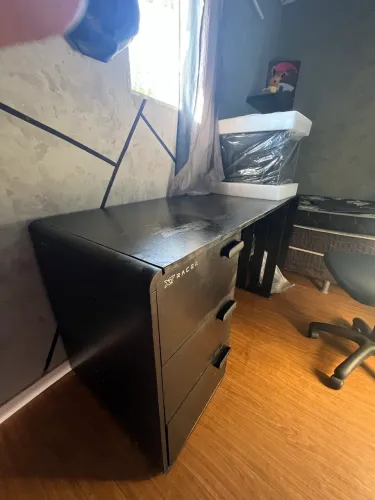 Mesa para computador/escritório preta com gaveteiro