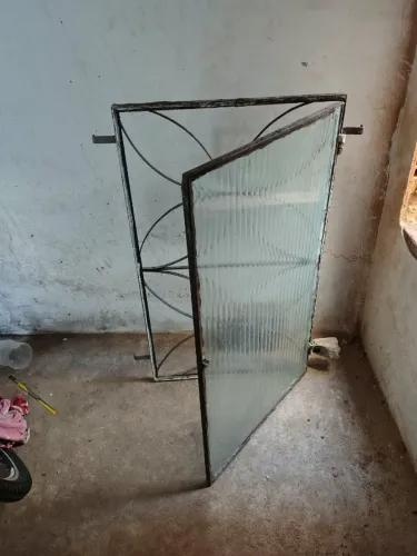 Janela de Ferro Com vidro. 60X100