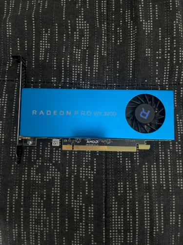 Placa de Vídeo - AMD Radeon PRO WX 3200