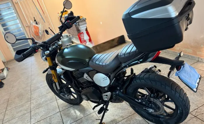 Triumph Scrambler 400x, suporte original e baú Givi, revisada