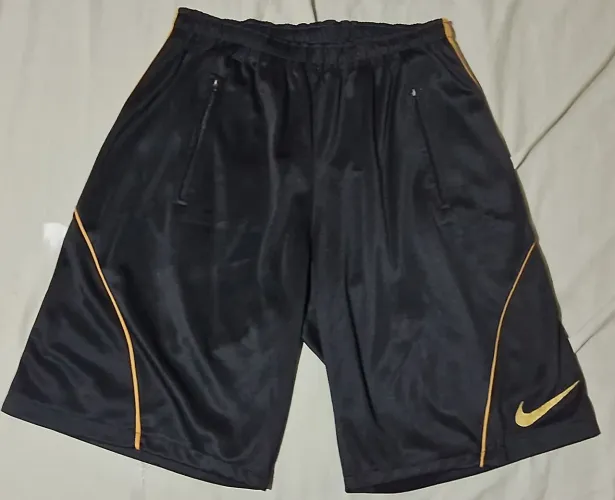 Short Nike Preto Com Acabamento Dourados Nas Laterais. Usado