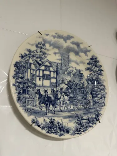 Prato em porcelana com suporte para parede.