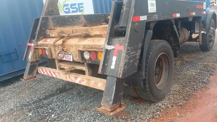 Caminhão poli guindaste sem as caçambas