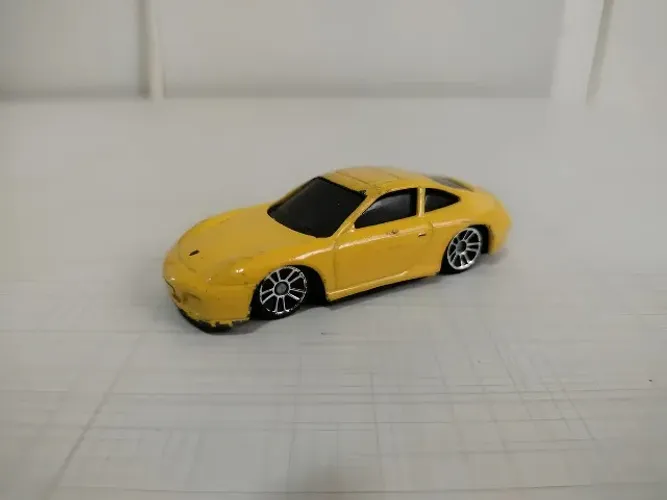 Miniatura Porsche 911 Carrera 4s Maisto 1:64 Amarelo