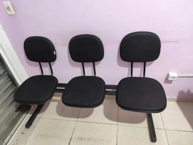 Cadeira de espera longarina 3 lugares modelo secretaria recepção ótimo estado