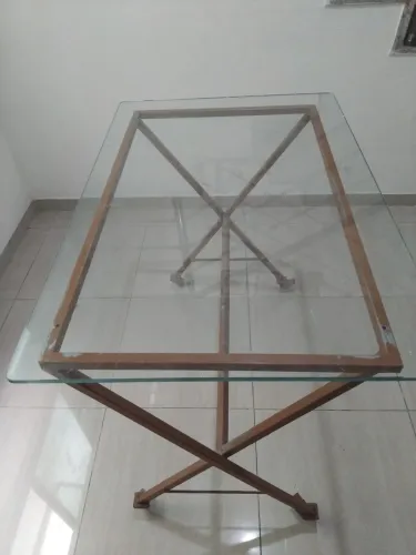 Mesa de estudo com tampo de vidro e armacao aço galvanizado