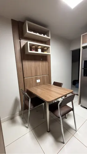 Painel com mesa e cadeiras
