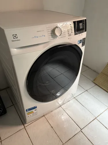 Máquina Eletrolux lava e seca semi nova 